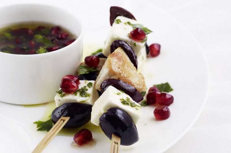 Brochettes apéritives de poulet, olives et feta