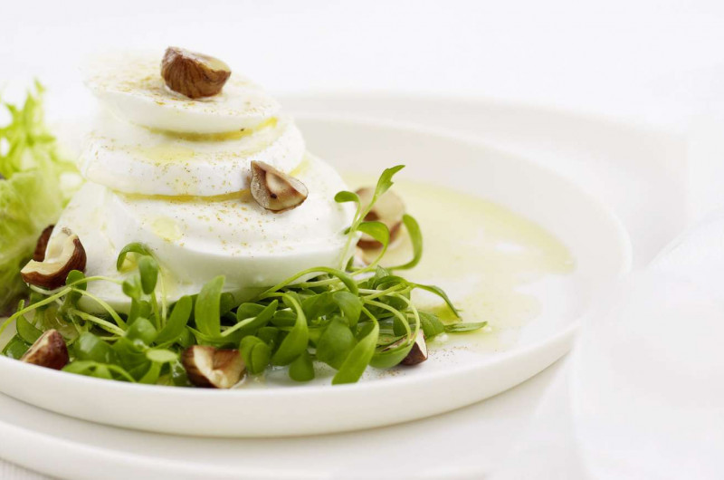 Mozzarella de bufflonne sur salade de cresson aux noisettes