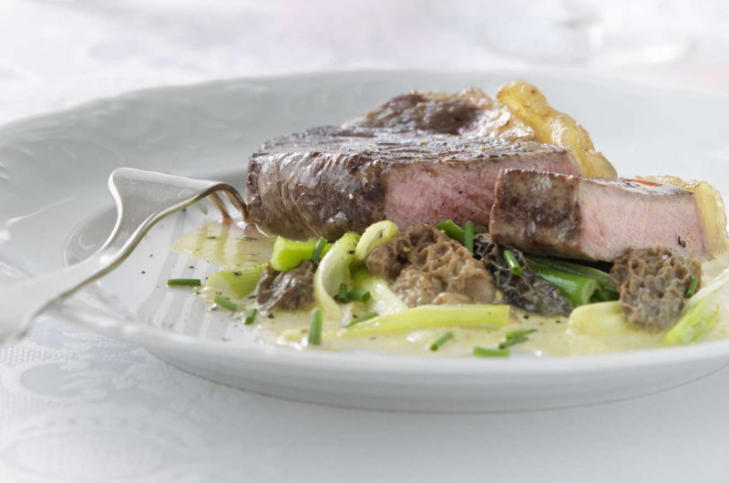Entrecôte aux morilles et oignons nouveaux