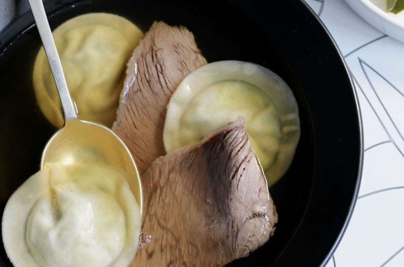 Bouilli de boeuf avec ravioles à l’ail des ours et bouillon