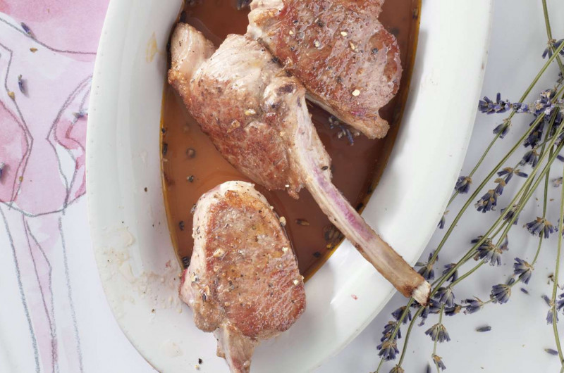 Côtelettes d'agneau et sauce à la lavande