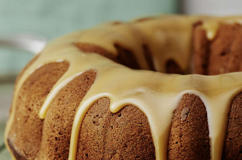 Gâteau à la banane avec sauce caramel