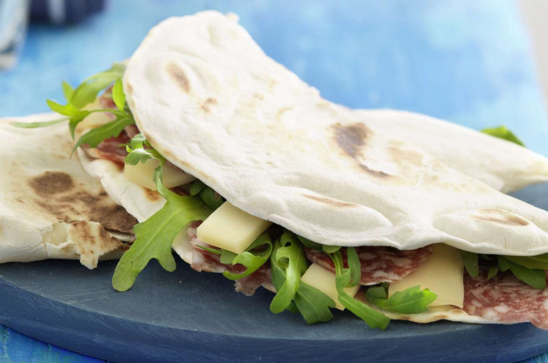 Piadine au salami et à la fontina
