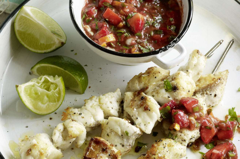 Brochette de poisson avec sauce fraises-piment-coriandre