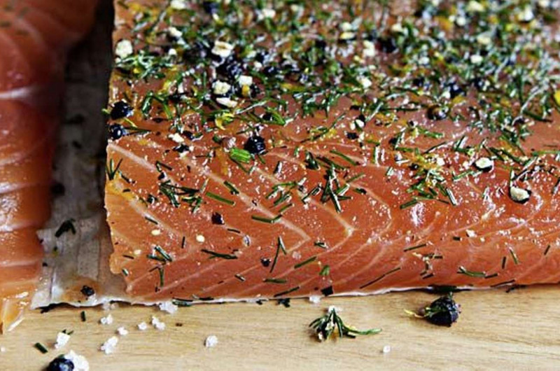 Filet de saumon mariné à l’orange avec sauce au miel et au wasabi