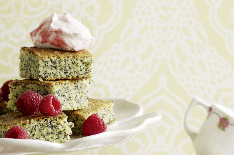 Cake au pavot avec crème aux framboises