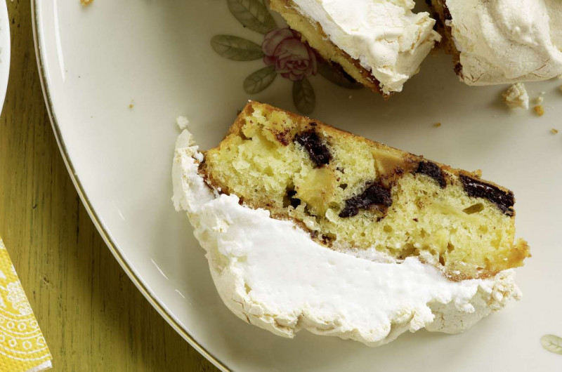 Cake à la pomme et aux éclats de chocolat avec meringué