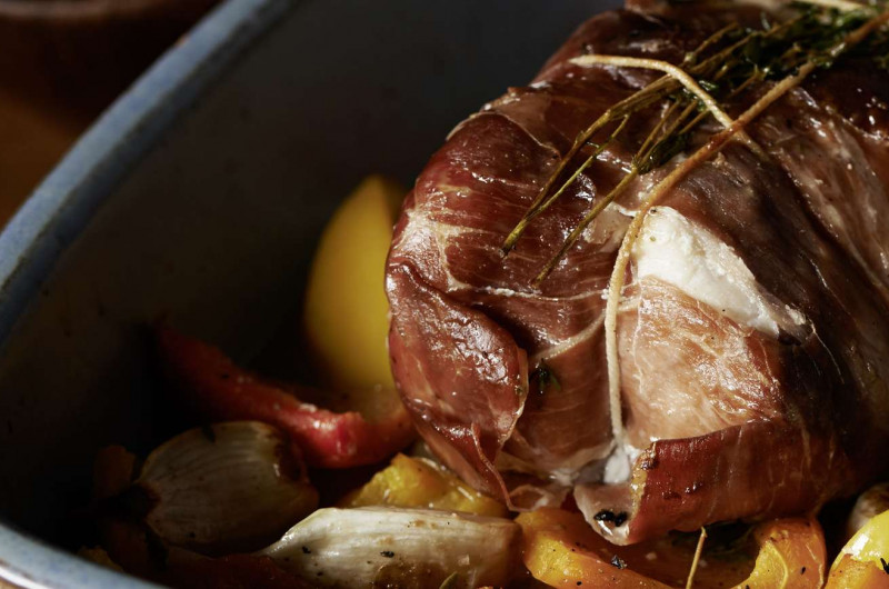 Rôti de lotte avec jamón serrano sur lit de poivrons