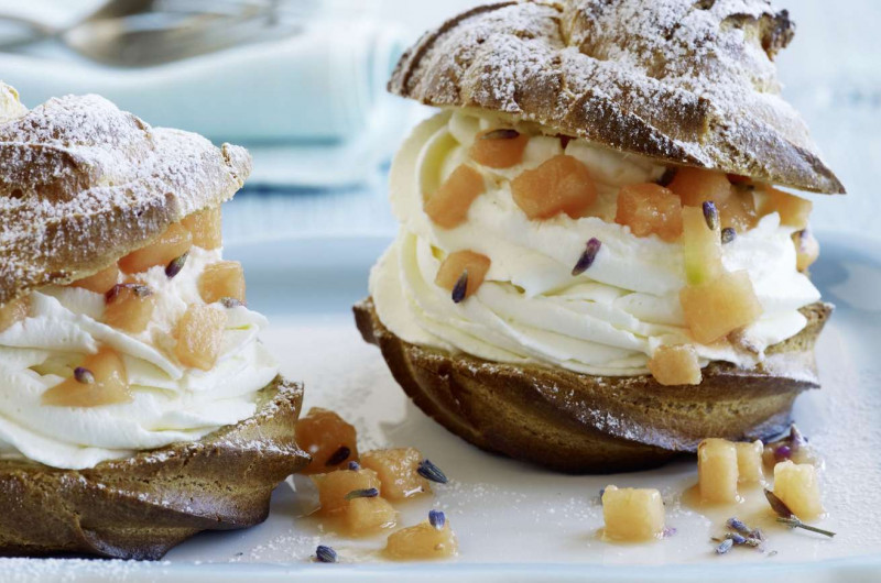 Choux à la crème avec coulis de melon