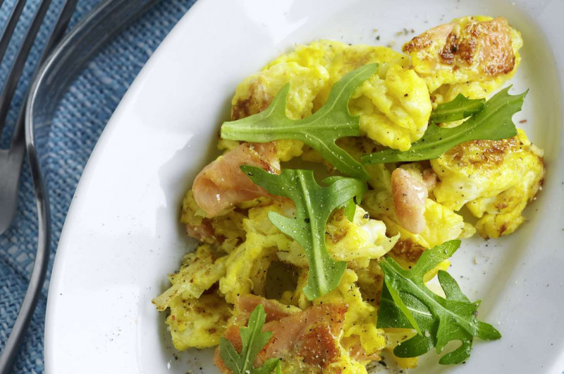 Œufs brouillés au saumon et à la roquette