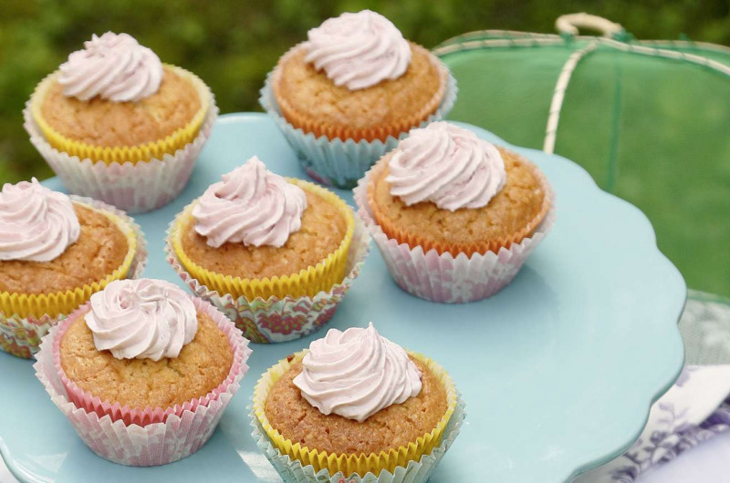 Muffins à la vanille avec crème aux cerises