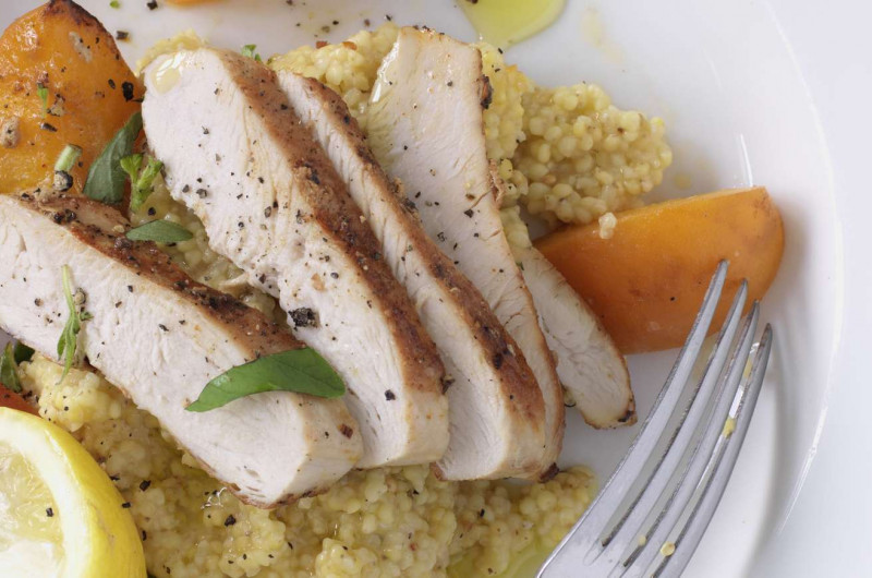 Poulet sur millet avec abricots cuits