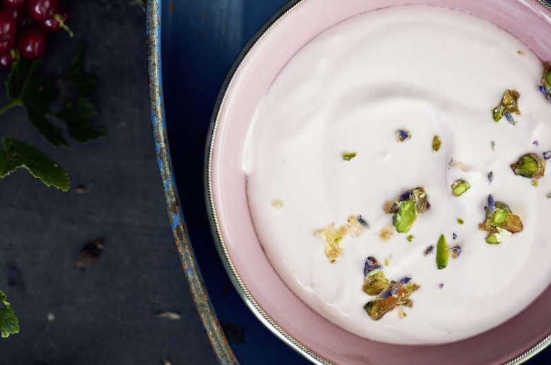 Crème aux groseilles avec croquant aux pistaches et à la lavande