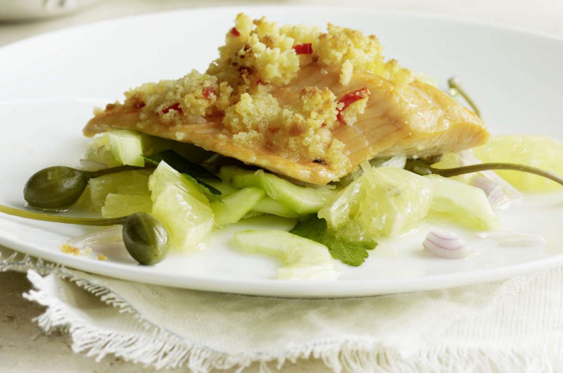 Filet de truite en croûte pimentée sur salade de concombre et de citron
