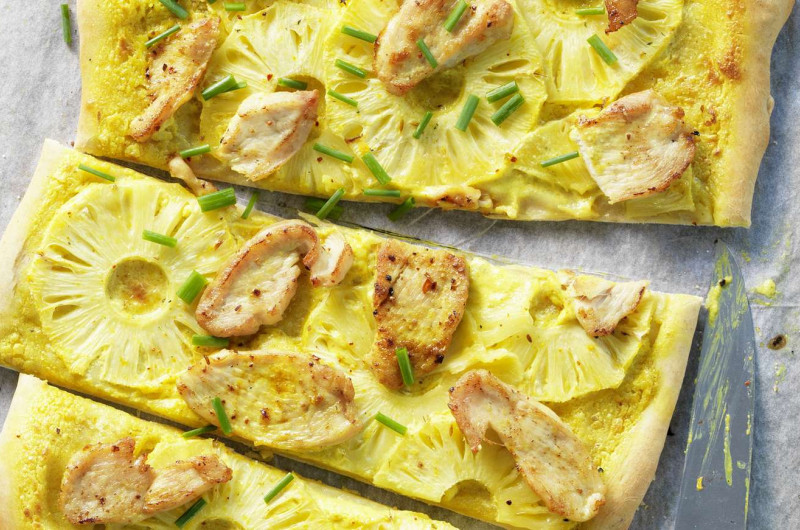 Tarte flambée avec poulet et ananas