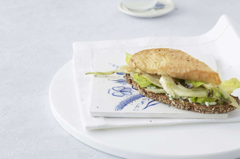 Canapé croustillant au poisson fumé et fenouil