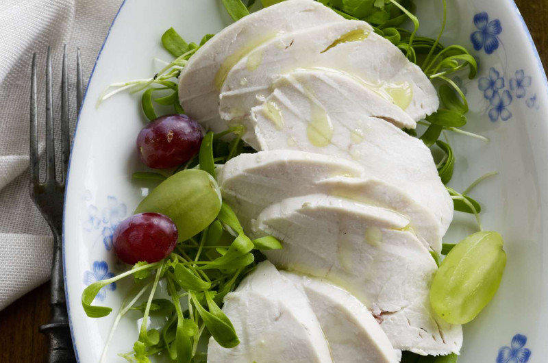 Tranches de poulet froides avec raisin, graines et cresson