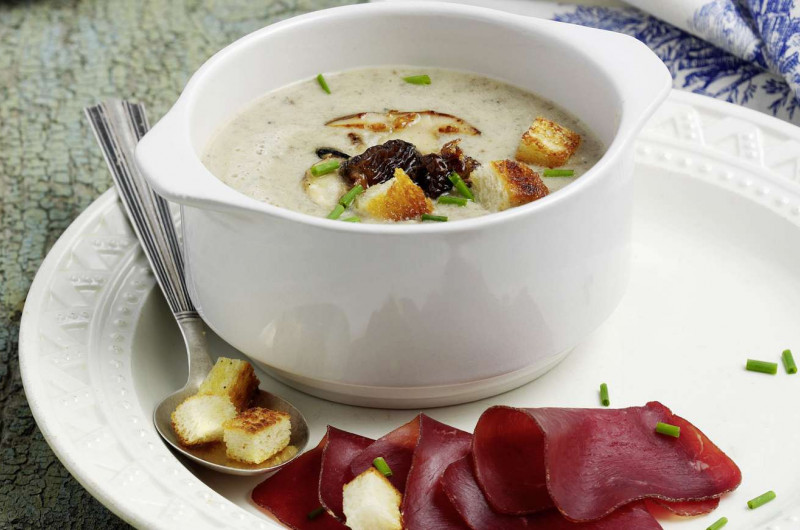 Velouté de champignons avec viande séchée de cerf