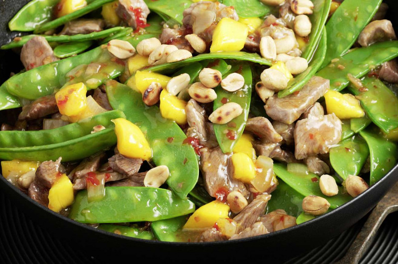Emincé de boeuf avec mangue et pois mange-tout