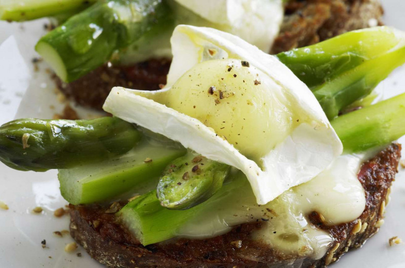 Crostini aux asperges et au fromage à pâte molle