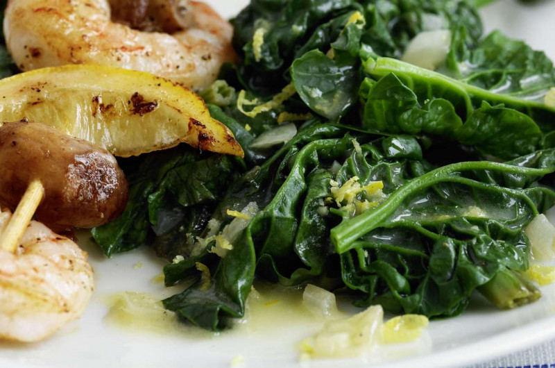 Brochettes de scampi sur épinards au citron