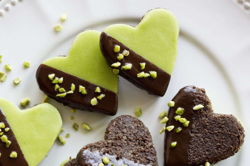 Cœurs en chocolat et en massepain avec pistaches