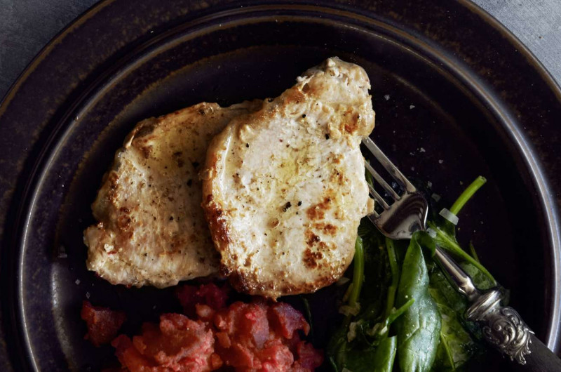 Tranches de porc avec écrasée de betteraves rouges