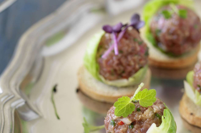 Crostini avec boulettes de tartare de bœuf
