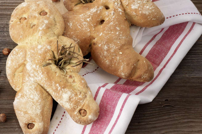 Bonhomme en pâte avec lardons et romarin