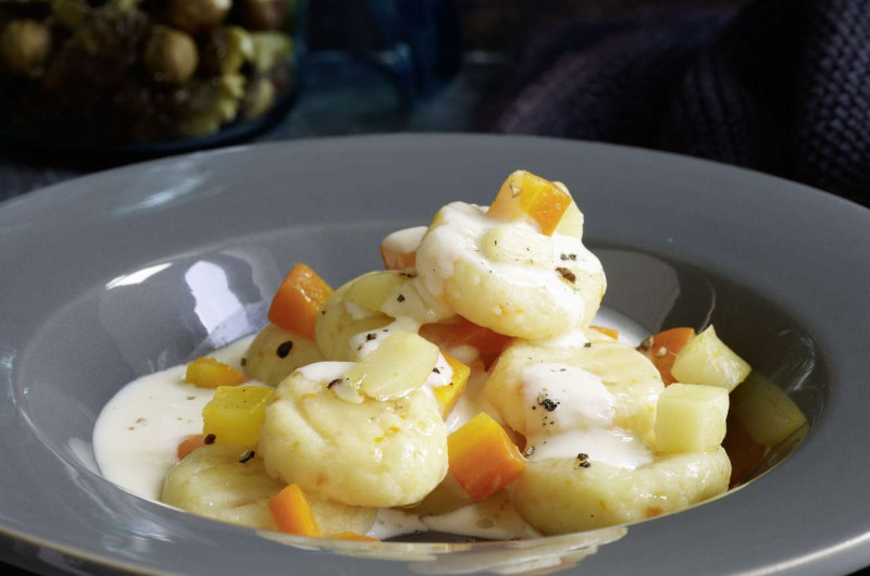 Gnocchi de légumes et de pommes de terre avec sauce au fromage