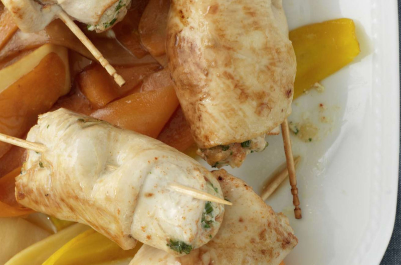 Paupiettes de poulet sur lit de légumes racines