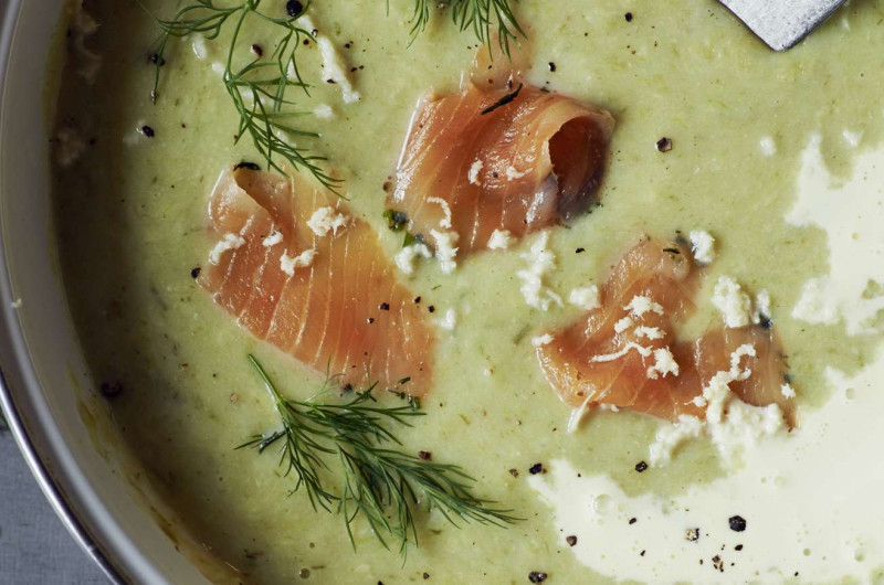 Velouté de pommes de terre et de poireaux avec saumon mariné