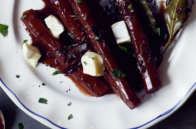 Salsifis mijotés au vin rouge avec fromage