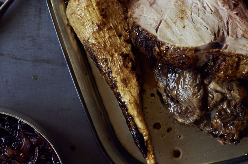 Carré de veau rôti avec chutney aux oignons