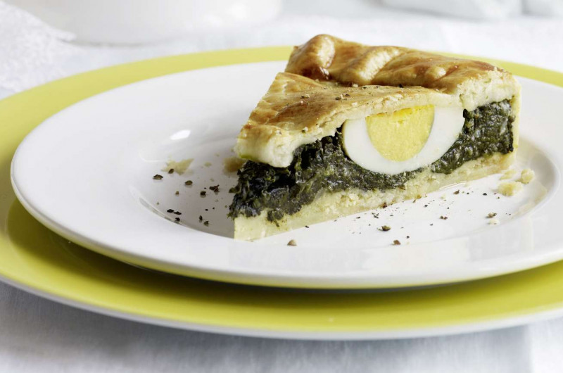 Tourte de Pâques farcie aux épinards et aux œufs durs