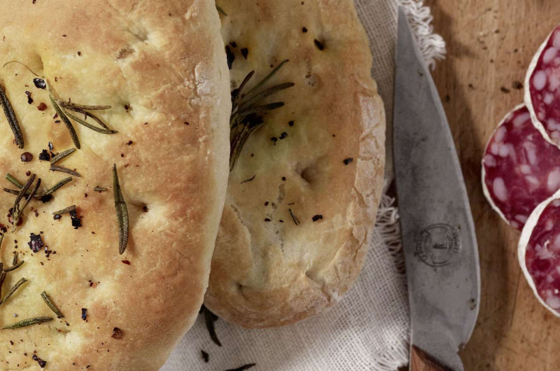 Focaccia avec salami et fromage