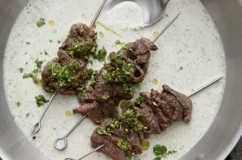 Brochettes de bœuf en sauce au coco et à l’ail
