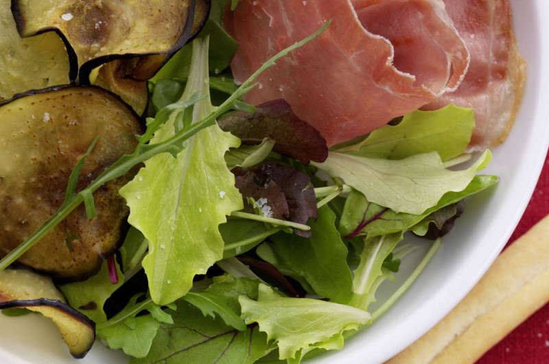 Salade verte avec jambon cru croustillant et aubergines