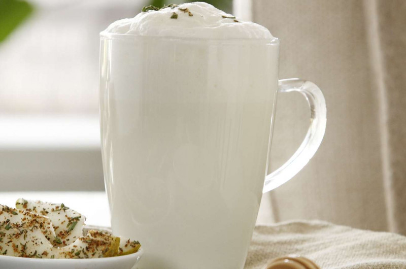 Lait aux herbes et miel avec poires