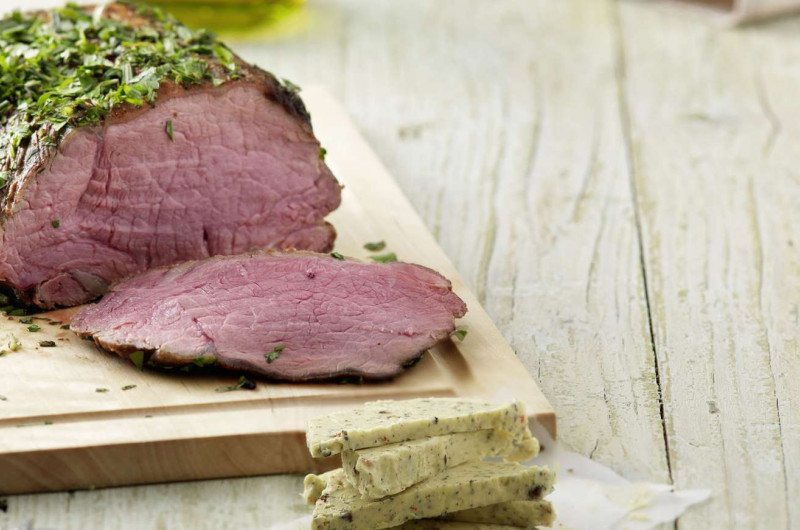 Entrecôte en croûte aux herbes avec beurre au poivre et à la moutarde