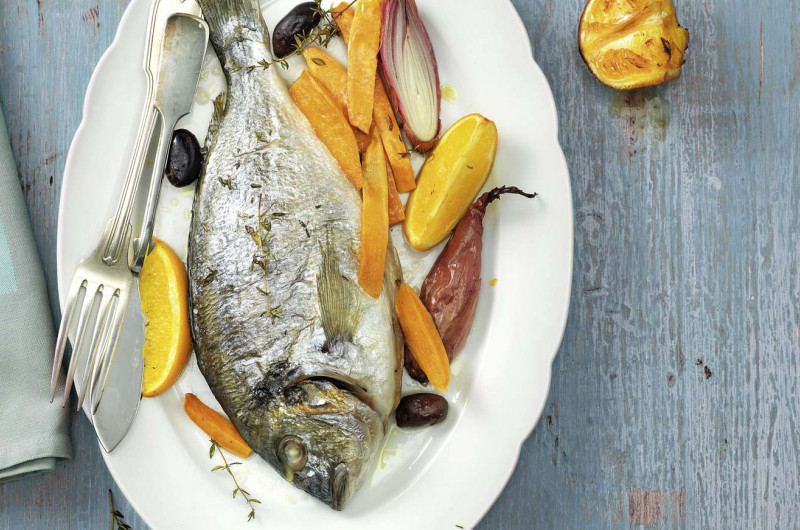 Dorade entière avec patates douces et oranges
