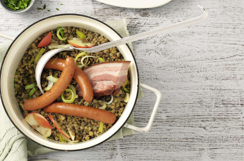 Lard et petites saucisses avec lentilles aux pommes