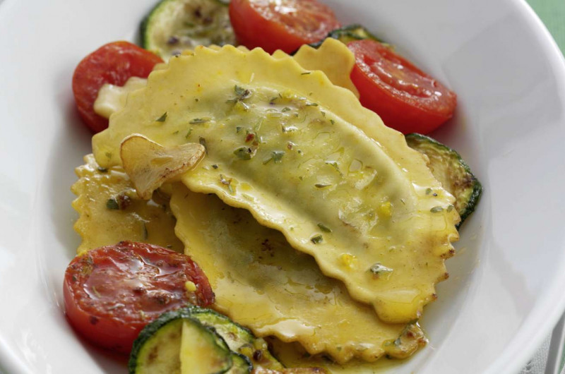 Mezzelune en sauce safranée aux tomates et aux courgettes