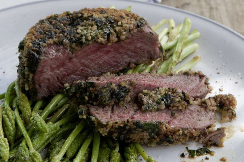 Filet de bœuf à la coriandre sur asperges sauvages