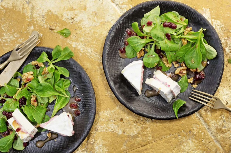 Salade avec camembert aux airelles