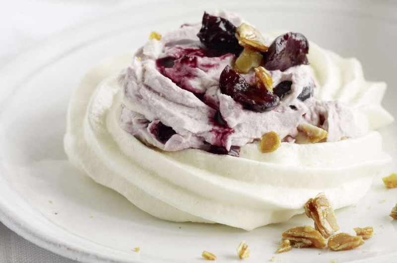 Nid en meringue avec crème aux cerises