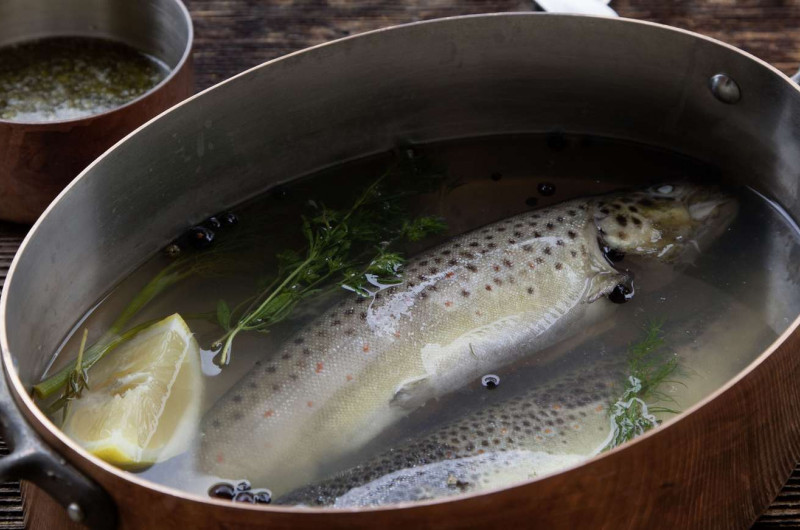 Truite de rivière au court-bouillon aux herbes avec beurre à l’oseille