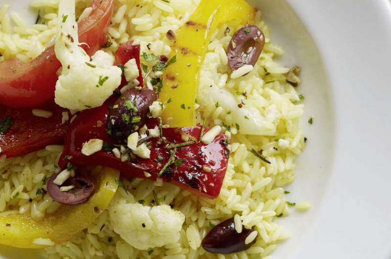 Riz safrané aux légumes avec croquant