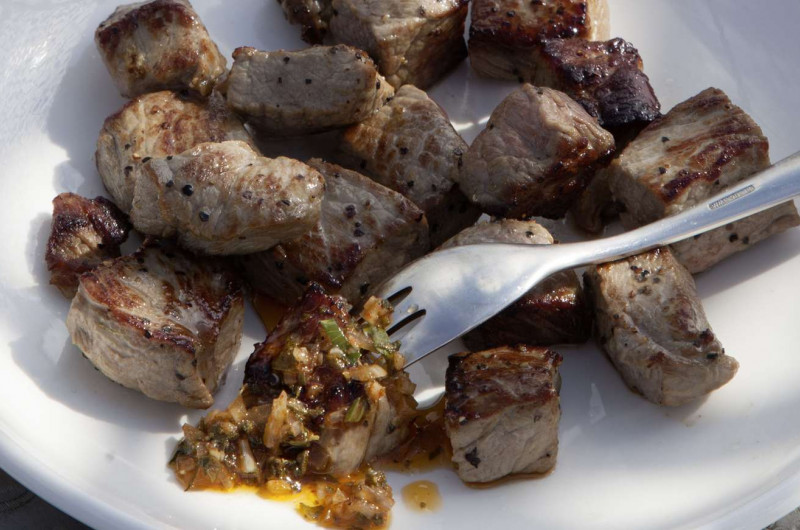 Dés de bœuf à la sauce chimichurri
