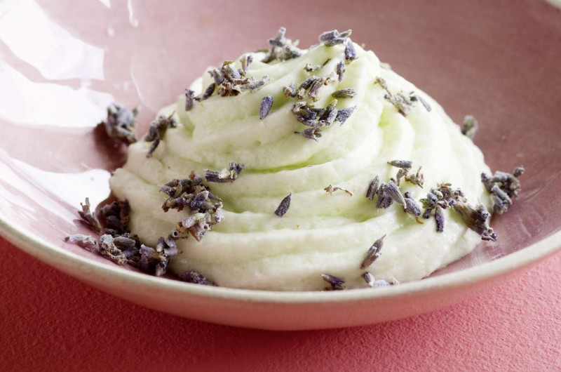 Mousse au melon avec lavande croustillante